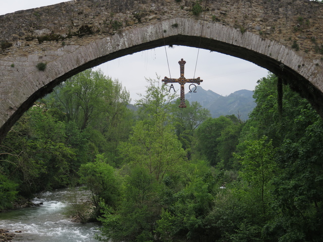 La cruz en el "puente romano"