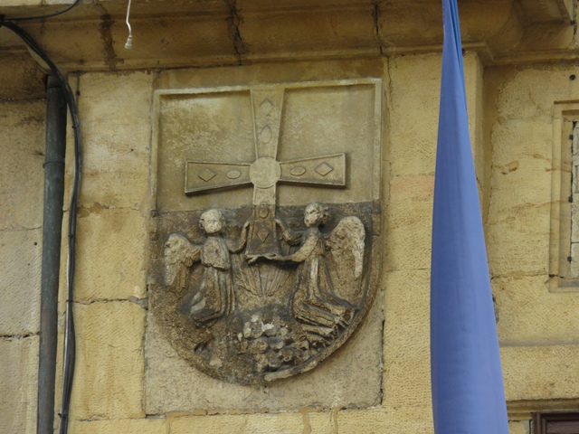 Escudo de la ciudad en la fachada del ayuntamiento.