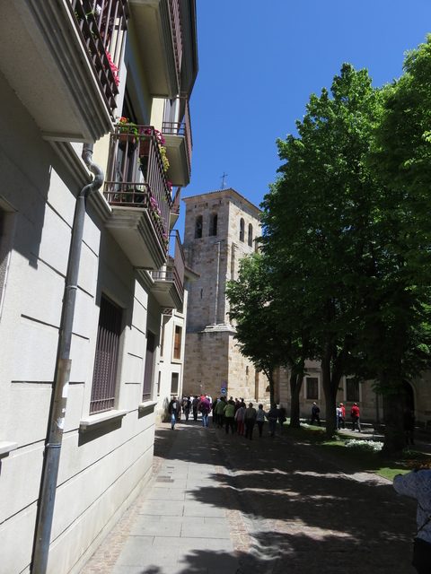 Nuestro grupo caminando hacia la iglesia de San Ildefonso.