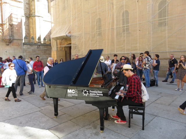 Pianista dando un concierto en la calle.