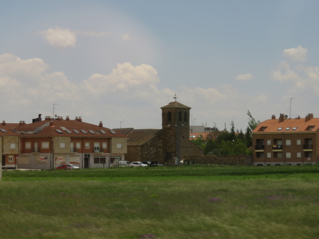 Iglesia al lado de un restaurante que se llama "el mirador".