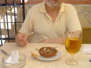 Una tapa de caracoles, lo que en Fuengirola llaman "cabritillas". 1 €