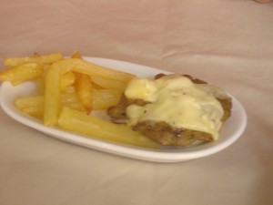La tabernita: crestas (hamburguesas chuiquititas) con queso y patatas fritas