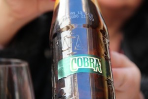 Detalle de la botella de Cobra