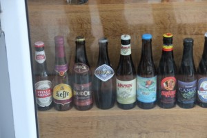 Escaparate con varias cervezas belgas