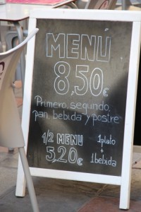 Pizarra con el menú del día: 8,50 € incluyendo primero, segundo, postre y bebida