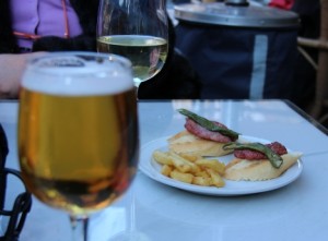Tapa en la terraza de El Trillo: hamburguesita y patatas fritas