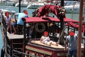 Detalle del barco llegando al puerto