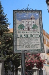 Precisios letreo cerámico donde se indica que es la iglesia-convento de La Merced