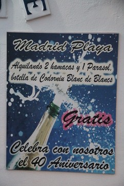 Otro cartel con la oferta de hamacas, sombrilla y champán