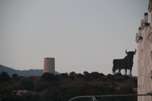 ¿Es a esta torre blanca a la que debe el nombre la playa de Torreblanca? Observen que al lado está uno de los doce toros de Osborne que hay por España