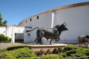 Escultura del toro a la entrada de la plaza