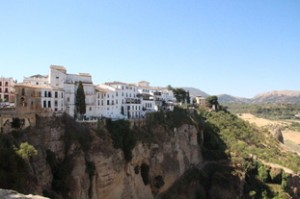 Una vista de Ronda que nos ecuerda las casas colgantes de Cuenca. Los rondeños nos recuerdan que la distancia desde las casas al suelo es casi el triple en Ronda. En cualquier caso: bellos lugares.