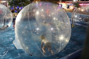 Niños dentro de bolas flotantes