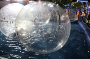 Niños dentro de bolas flotantes