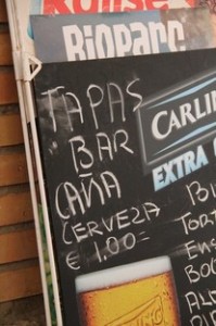 La Oferta en la pizarra: caña cerveza con tapa 1€