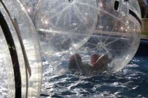 Un niño en una bola flotante