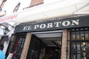 Nosotros decidimos comer de tapas y nos fuimos al restaurante el Portón, en la calle Pedro Romero n º 7. Teléfono: 95 287 74 20. A nosotros nos gustó; pero la verdad es que no sabemos si los hay mejores.