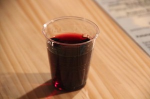 Vasito de vino australiano Shiraz Cavernet 1,5 €. Es un vaso muy pequeño, pero sirve para probar y si les gusta pedir el vaso grande (3€)
