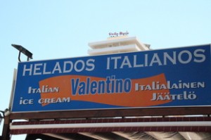 Helados italianos Valentino. Observen que al fondo está el hotel Stella Maris