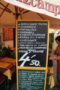 Una cafetería típica, de una calle típica, con precios típicos: una ración 4,50 €. Hay boquerones fritos, puntillitas (calamares pequeños), sardinas, cazón en adobo,...