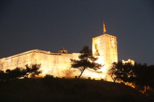 Vista nocturna del Castillo Sohail