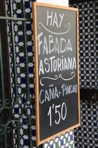 El la siería, como no podía ser de otra forma, hay fabada asturiana y, además, hay una oferta interesante: caña + pincho 1,50 € 