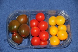 Izquierda: Kumato; centro, cherries rojos; derecha, tomatitos amarillos