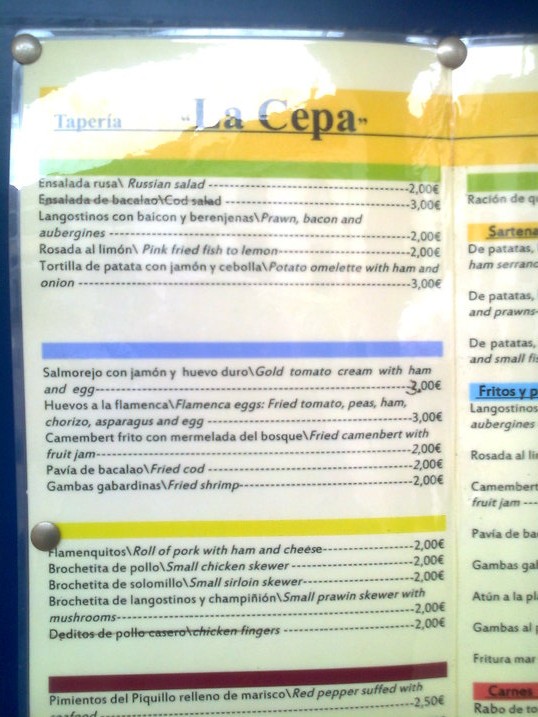 Un detalle de la carta. Por ejemplo, rosada al limón 2€. La rosada es normal en Fuengirola, pero no lo es tanto la rosada como tapa.