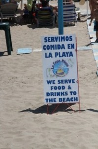 Sirven la comida en la playa