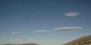 Tres preciosas nubes lenticulares. ¿O tendríamos que decir ovnis?:)