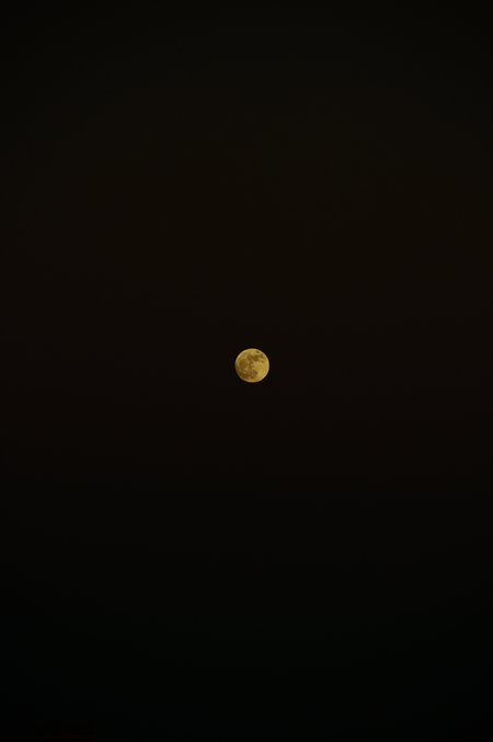Luna al anochecer del 27 de diciembre de 2012