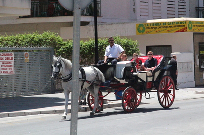 Desde la terraza se ve correos y se ven pasar los coches de caballos de Fuengirola