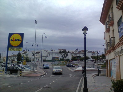 Calle Calaita; a la derecha el café Alfín, a la izquierda Lidl