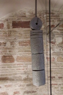 Una de las pesas del reloj mecánico de la Torre del Reloj de Andújar (Jaén)