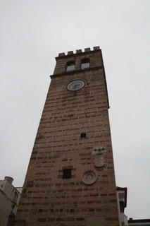 Cara sur de la torre del reloj. Observen arriba el reloj mecánico y abajo el reloj solar
