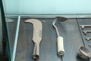 Distinas herramientas usadas en el cultivo del olivar. 
