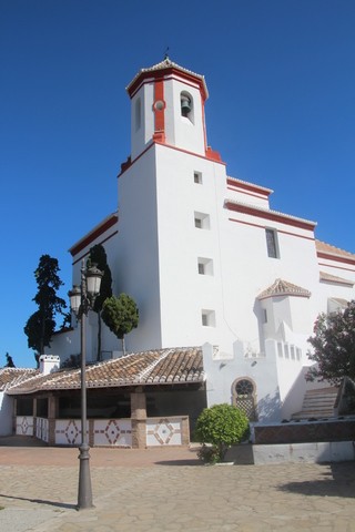 Iglesia de Santa Ana, con sus franjas rojas.