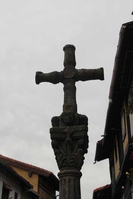 La cruz del humilladero, al lado del hotel.