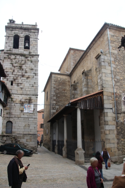 A la izquierda la torre campanario exenta. A la derecha la iglesia 
