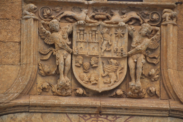 Escudo heráldico encima de la puerta del Palacio Montarco (hotel).