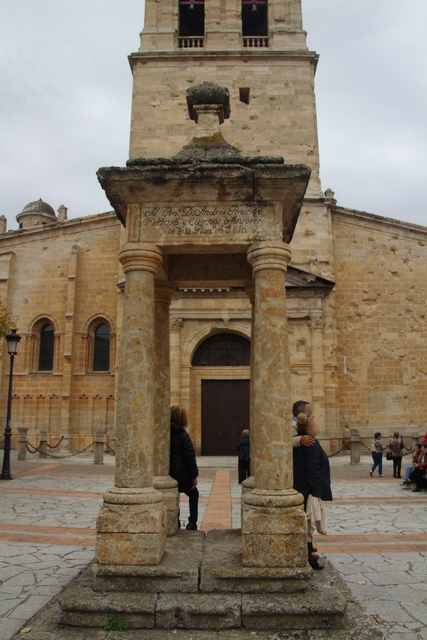 Templete enfrente de la puerta de la Gloria de la catedral.