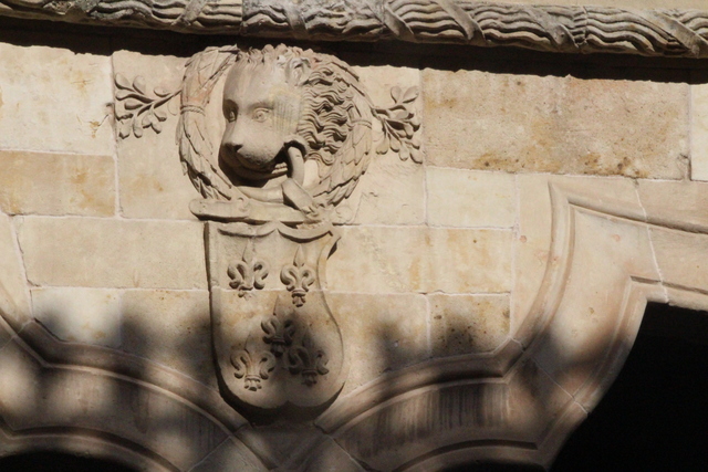 El balcón del primer piso estálleno de escudos de los Maldonado.