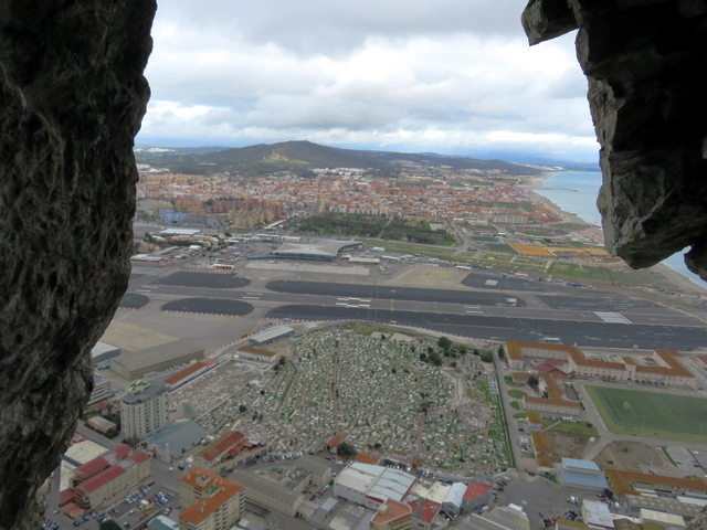 El aeropuerto de Gibraltar visto desde las cuevas.