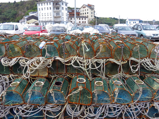 Jaulas para la captura del marisco en Luarca.
