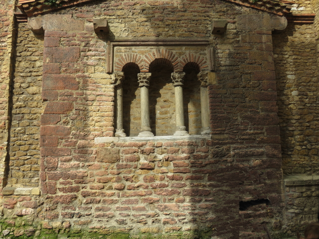 Restos de la iglesia de San Tirso