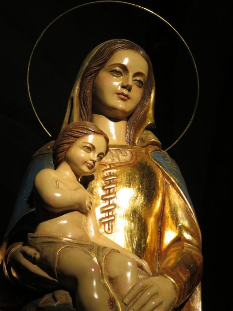 Virgen con niño del interior de la iglesia del aṕostol San Pedro.