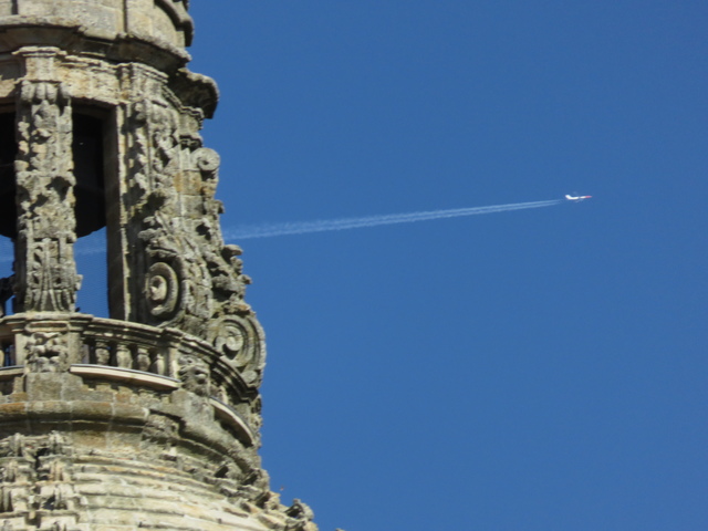 Torre de la universidad pontificia y avión.