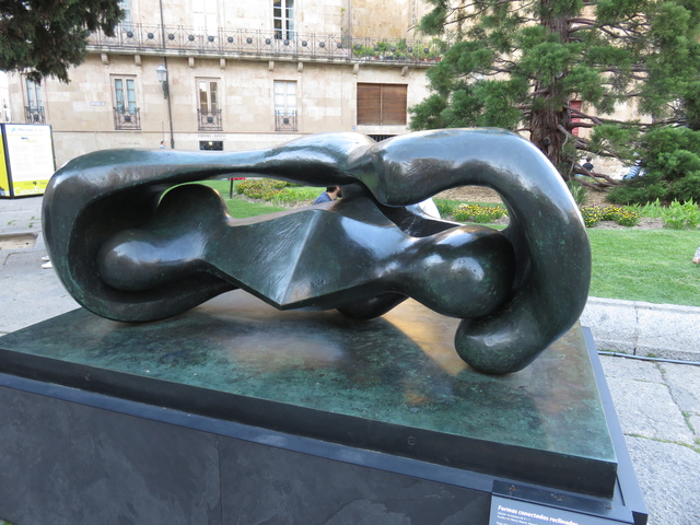 Escultura de Henry Moore expuesta al aire libre.