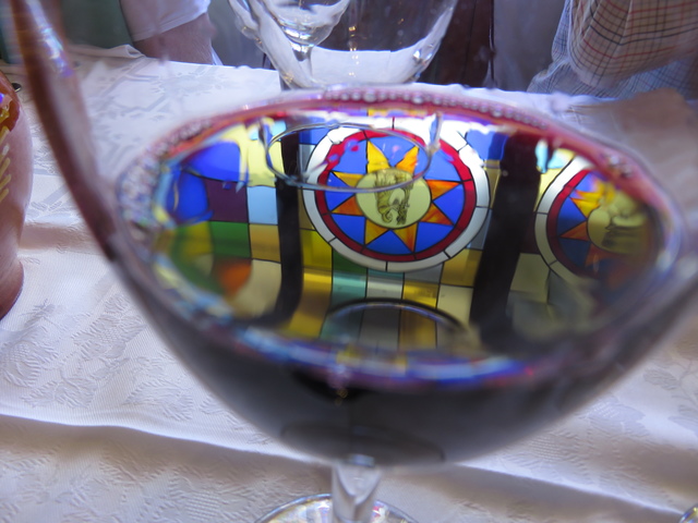 Cristaleras reflejadas en el vino.